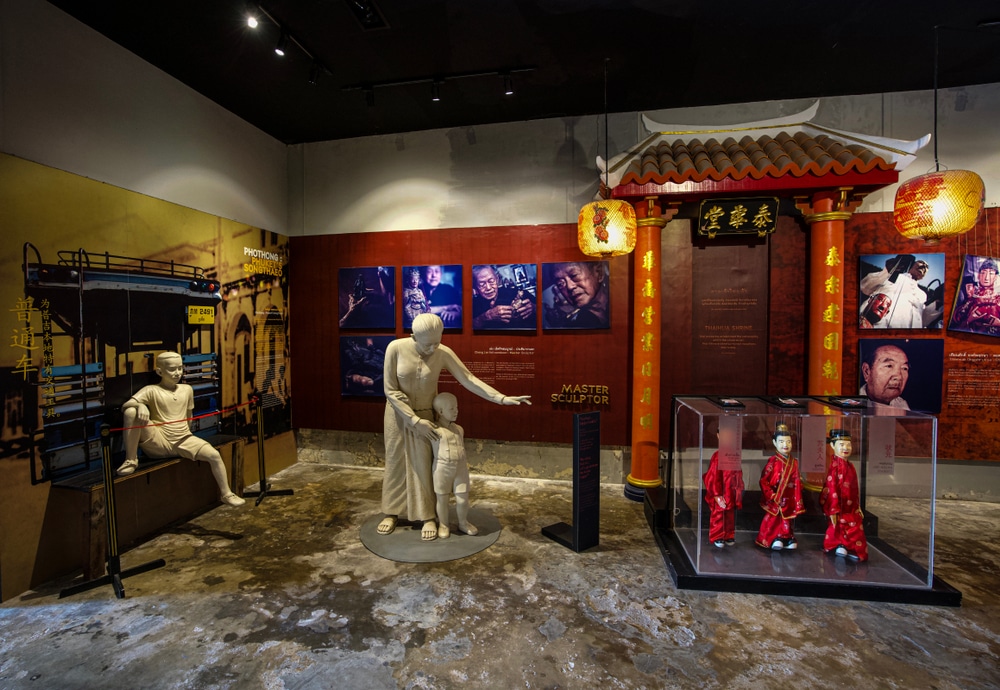 พิพิธภัณฑ์ ที่เที่ยวภูเก็ต แสดงรูปปั้นชายและหญิง