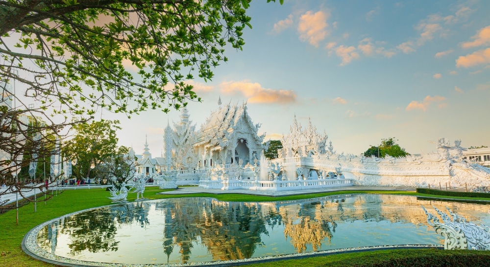 วัดร่องขุ่น อาคารสีขาวหลังใหญ่ตั้งตระหง่านอยู่บนสนามหญ้าเขียวขจี