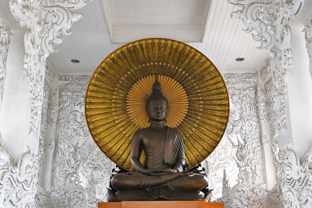 วัดร่องขุ่น พระพุทธรูปทองคำนั่งอยู่ในห้อง