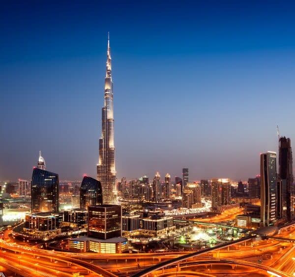 ทิวทัศน์ของเมืองยามค่ำคืนจากยอดตึกระฟ้า