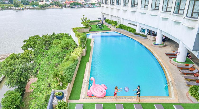 ภาพมุมสูงของสระว่ายน้ำที่โรงแรมในพิษณุโลก ที่เที่ยวกรุงเทพมหานคร