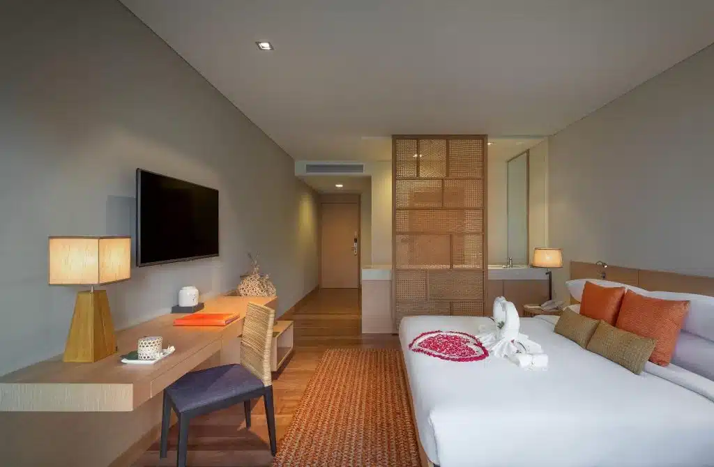 ห้องพักในโรงแรมที่ ที่เที่ยวสุราษฎร์ธานี มีเตียงและโทรทัศน์