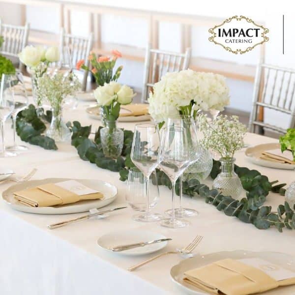 อุปกรณ์ตั้งโต๊ะสำหรับงานแต่งงานด้วยดอกไม้สีเขียวและสีขาว