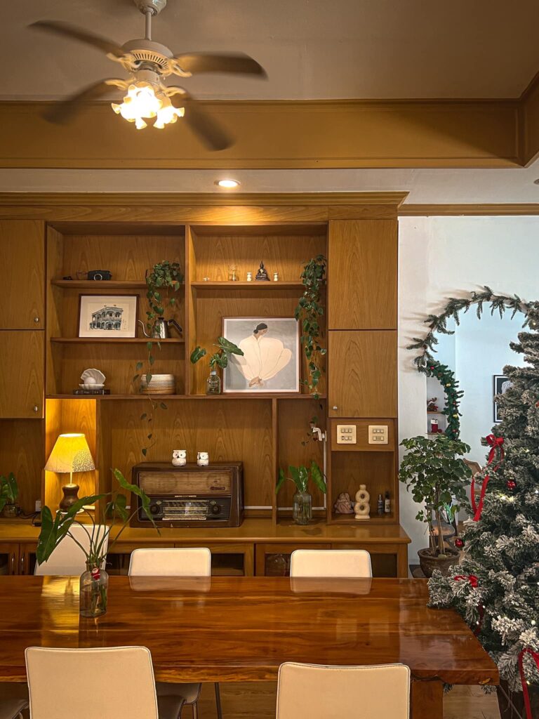 ห้องรับประทานอาหารพร้อมโต๊ะและเก้าอี้และต้นคริสต์มาส ที่เที่ยวระนอง
