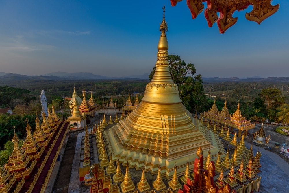 มุมมองทางอากาศของเจดีย์ทองคำในพม่า ที่เที่ยวระนอง