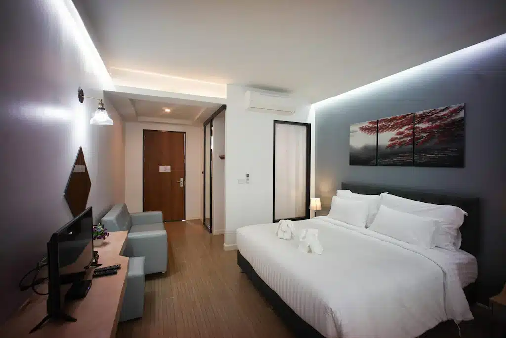 ห้องพักในโรงแรมที่มีเตียงและโทรทัศน์ ที่พักน่าน
