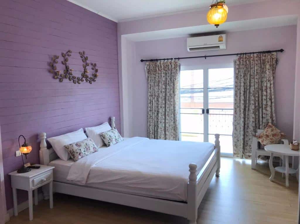 เตียงหรือเตียงในห้องที่มีผนังสีม่วง น่านที่พัก