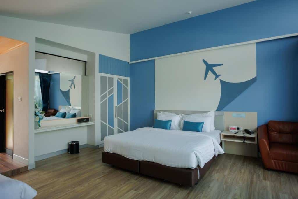 ห้องสีฟ้าขาวมีเครื่องบินอยู่บนผนังในราชบุรีที่เที่ยว ที่เที่ยวหาดใหญ่