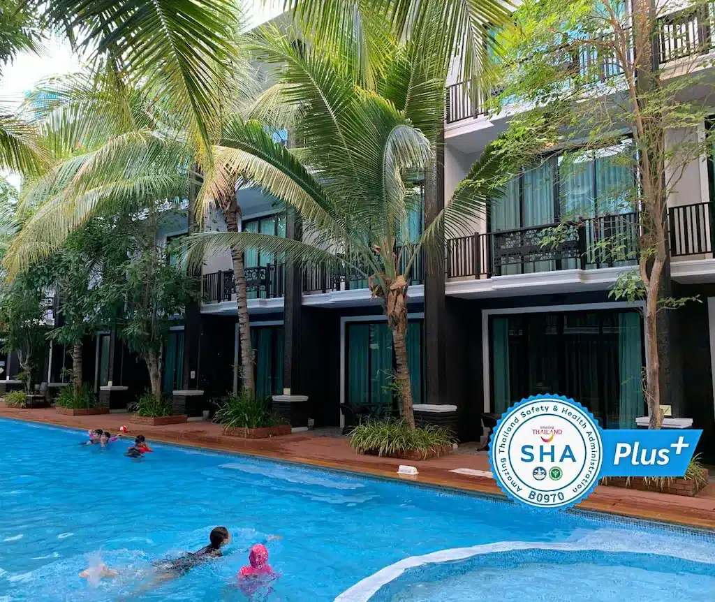 สระว่ายน้ำหน้าโรงแรมแห่งหนึ่งในประเทศไทย ที่พักน่าน