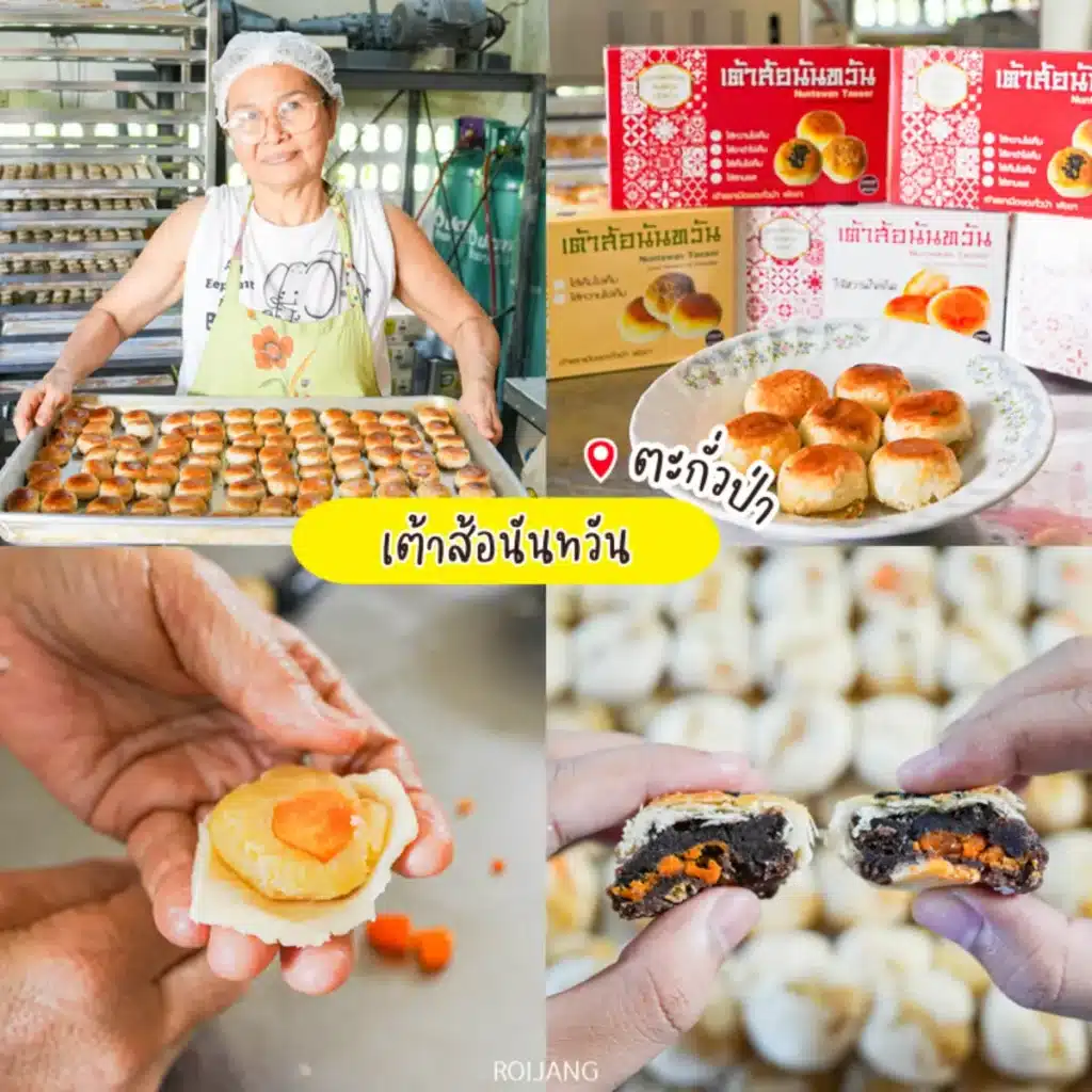 ผู้หญิงคนหนึ่งยื่นถาดขนมเต้าส้อ ภาพระยะใกล้เผยให้เห็นไส้เต้าส้อและบรรจุภัณฑ์ที่มีข้อความภาษาไทย.