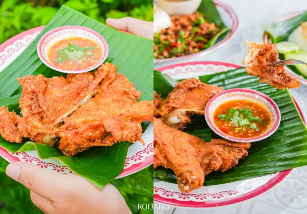 สองภาพแสดงให้เห็นไก่ทอดกรอบเสิร์ฟบนใบตองพร้อมชามเล็ก ๆ ของน้ำจิ้ม จัดวางบนจานตกแต่งที่ ลุงป้า กะเพราถาด.