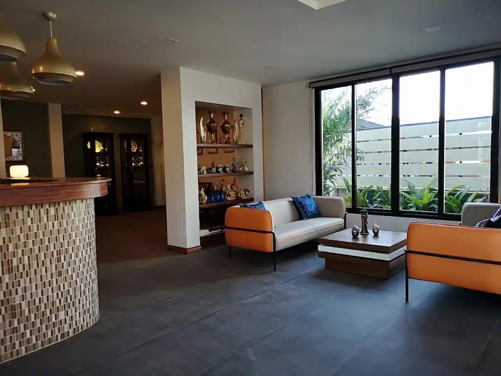 ห้องที่อบอุ่นพร้อมบาร์และโซฟา เหมาะสำหรับการผ่อนคลายหลังจากสำรวจรีสอร์ทในน่านหรือค้นหาที่พักใหม่ ๆ ในน่านใกล้เคียง.