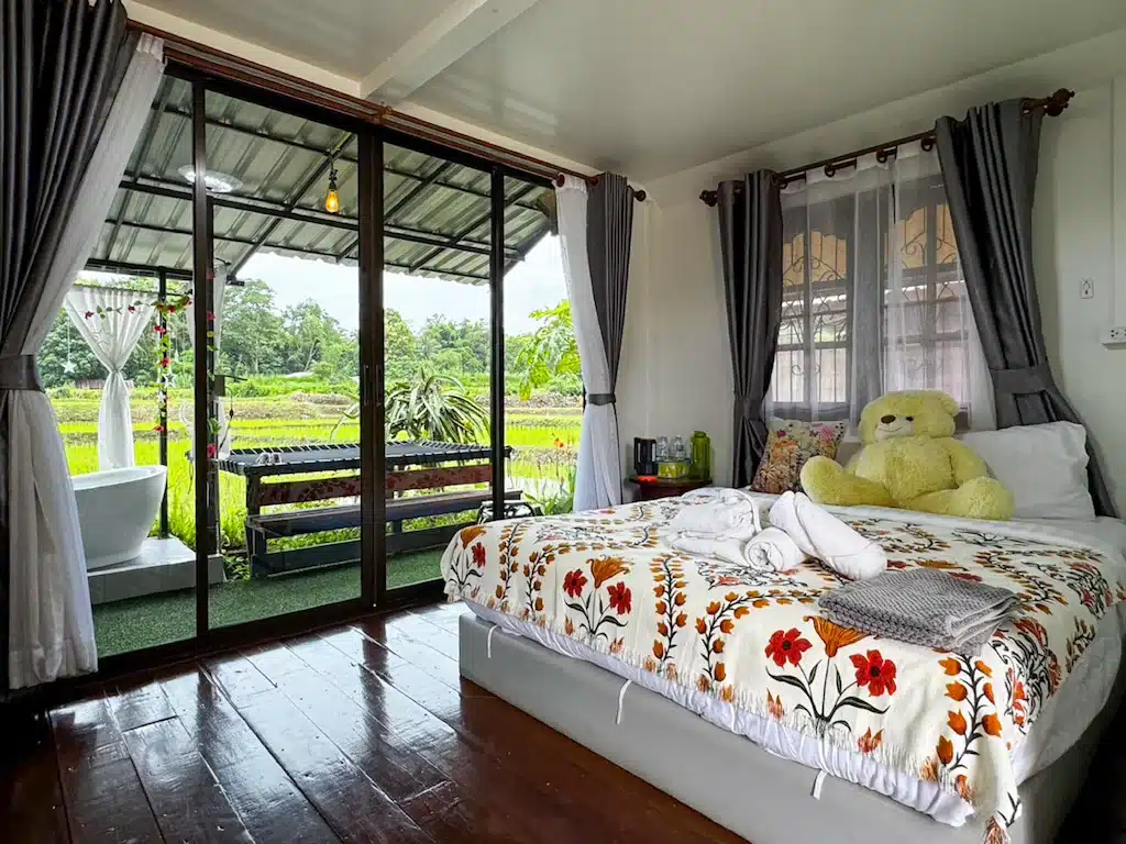 เตียงนอนแสนสบายพร้อมตุ๊กตาหมี เหมาะสำหรับการพักผ่อนหลังจากสำรวจ น่านที่พัก.