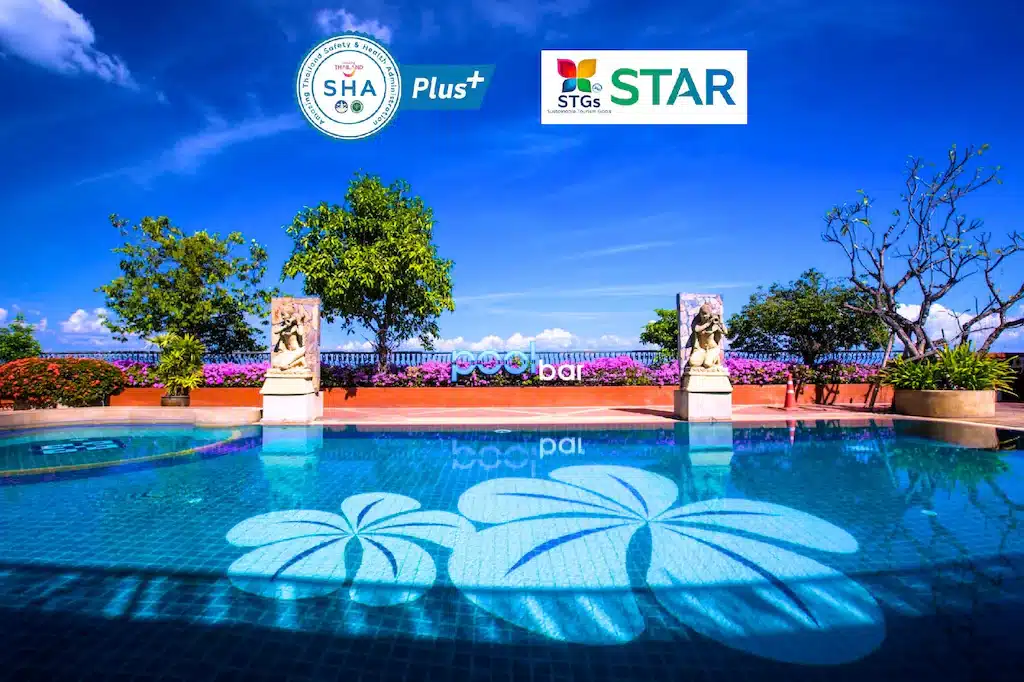 สระว่ายน้ำที่มีท้องฟ้าสีครามและต้นไม้ เหมาะสำหรับการพักผ่อนที่รีสอร์ทเชียงใหม่ท่ามกลางธรรมชาติ.