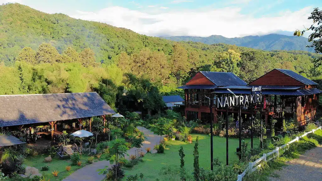 อินันตารากิริ เป็นรีสอร์ทที่เงียบสงบ ตั้งอยู่ท่ามกลางธรรมชาติที่เขียวขจี มีภูเขาเป็นฉากหลัง และท้องฟ้าที่มีเมฆบางส่วน.