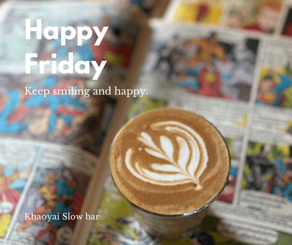 กาแฟถ้วยหนึ่งพร้อมลาเต้อาร์ตวางอยู่บนหนังสือการ์ตูนที่เปิดอยู่ โดยมีข้อความว่า "สุขสันต์วันศุกร์ ยิ้มและมีความสุขนะ Khaoyai Slow bar" บรรยากาศที่สมบูรณ์แบบสำหรับวันพักผ่อนที่ สถานที่ท่องเที่ยวเขาใหญ่.