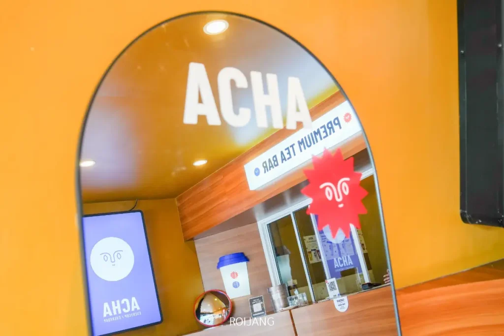 พาแวะ ACHA ภูเก็ต ร้านชาจีนสไตล์โมเดิร์นย่านเขารัง บรรยากาศอบอุ่น ถ่ายรูปสวย โดดเด่นด้วยชาใสและชานมหอมกลิ่นชาแท้ๆ ไม่หวานเลี่ยน สายชิลต้องมาลอง!