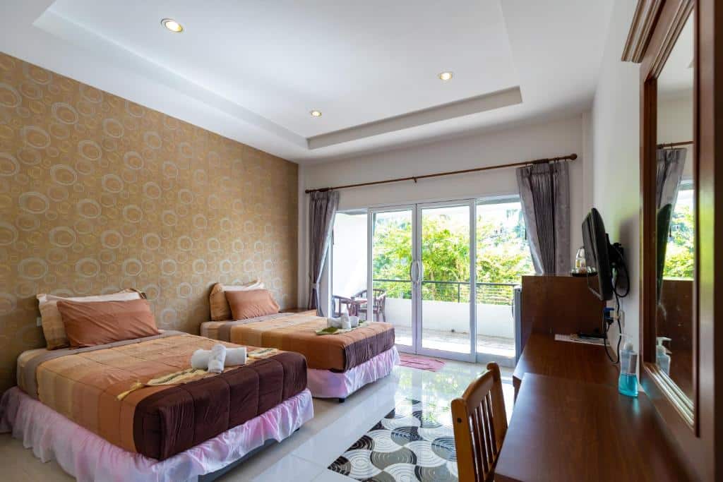 ห้องพักโรงแรมที่ โรงแรมขนอม พร้อมเตียงเดี่ยวสองเตียง โต๊ะและเก้าอี้ ทีวีติดผนัง และประตูบานกระจกขนาดใหญ่ที่เปิดออกสู่ระเบียงซึ่งมองเห็นวิวสีเขียวชอุ่ม.