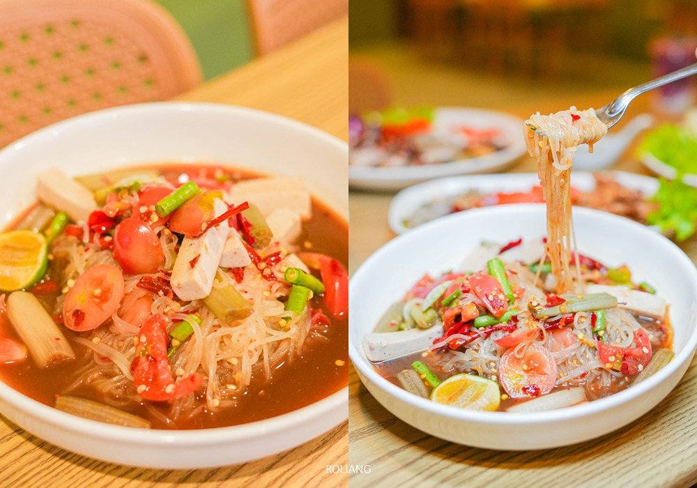 ภาพสองภาพแสดงให้เห็นจานของสลัดบะหมี่ไทยรสเผ็ดพร้อมผัก มะนาว เต้าหู้ และเพอรรักเล็กน้อย ในภาพหนึ่ง มีส้อมยกเส้นบะหมี่ขึ้นเหนือจาน.