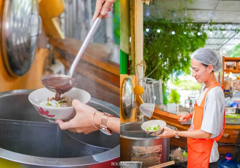 บุคคลที่สวมผ้ากันเปื้อนสีส้มและหมวกคลุมผมกำลังเตรียมเส้นก๋วยเตี๋ยวที่ร้านอาหาร Bear Grill โดยตักน้ำซุปใส่ชามที่เต็มไปด้วยวัตถุดิบสดใหม่.