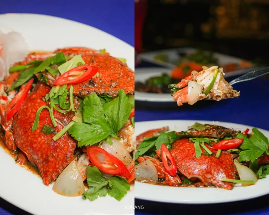 จานปูปรุงสุกจากบลูซี ตกแต่งด้วยพริกแดงหั่นฝอย ผักชี และหอมหัวใหญ่ พร้อมภาพใกล้ของส้อมที่ถือชิ้นเนื้อปู.