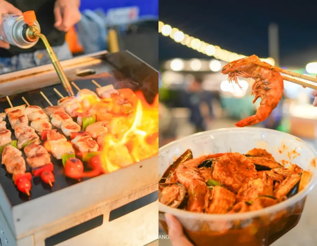 อาหารเสียบไม้ย่างที่กำลังถูกปรุงด้วยเปลวไฟเปิดอยู่ทางซ้าย; ชามอาหารทะเลปรุงสุกพร้อมกุ้งที่ถือด้วยตะเกียบอยู่ทางขวา ถ่ายทอดช่วงเวลาแห่งความสุขของการรับประทานอาหารรสชาติอร่อย.