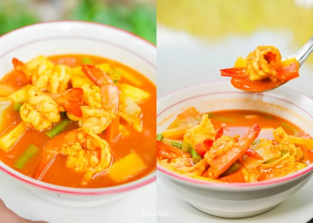 สองชามของซุปกุ้งและผักรสเผ็ดในน้ำซุปสีแดง รสชาติชวนให้นึกถึงหุบเขาหมอก; ภาพหนึ่งแสดงให้เห็นช้อนที่กำลังตักกุ้งและผักจากชาม.