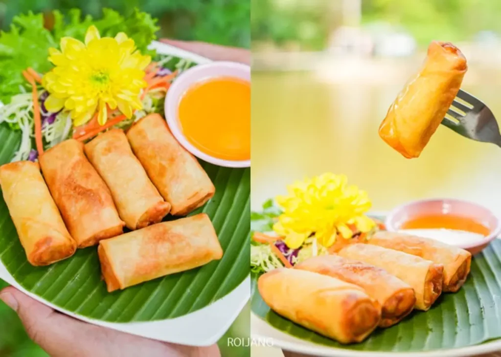 ห่อหมกทองห้าชิ้นบนจานใบตอง พร้อมสลัด ดอกไม้สีเหลือง และน้ำจิ้ม; ห่อหมกหนึ่งชิ้นถูกยกขึ้นด้วยส้อม สะท้อนรสชาติอันสงบของหุบเขาหมอกในทุกคำ.