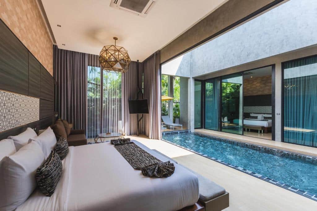 ห้องพักโรงแรมสมัยใหม่พร้อมเตียงขนาดใหญ่, ไฟประดับ, หน้าต่างบานใหญ่จากพื้นจรดเพดาน, และทางเข้าสู่สระว่ายน้ำกลางแจ้งส่วนตัวโดยตรง—เหมาะสำหรับการเข้าพักของคุณที่ พูลวิลล่าพัทยา.