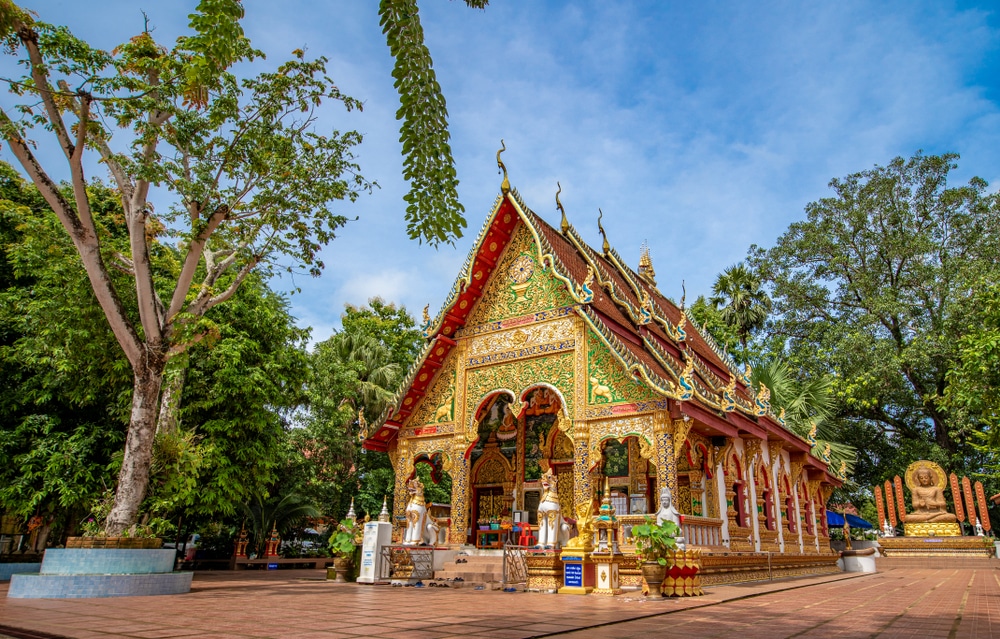 วัดพุทธที่ตกแต่งอย่างวิจิตรด้วยงานแกะสลักและรูปปั้นอันประณีต ตั้งอยู่ท่ามกลางต้นไม้ใต้ท้องฟ้าสีคราม ทำให้เป็นหนึ่งในสถานที่ท่องเที่ยวในน่านที่นักท่องเที่ยวไม่ควรพลาด หากต้องการสัมผัสความงามของสถานที่ท่องเที่ยวในน่าน.