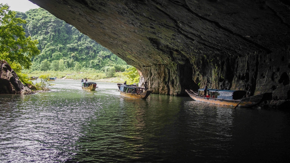 เวียดนามที่เที่ยว เรือ สามลำ กำลังแล่น ภายในถ้ำ