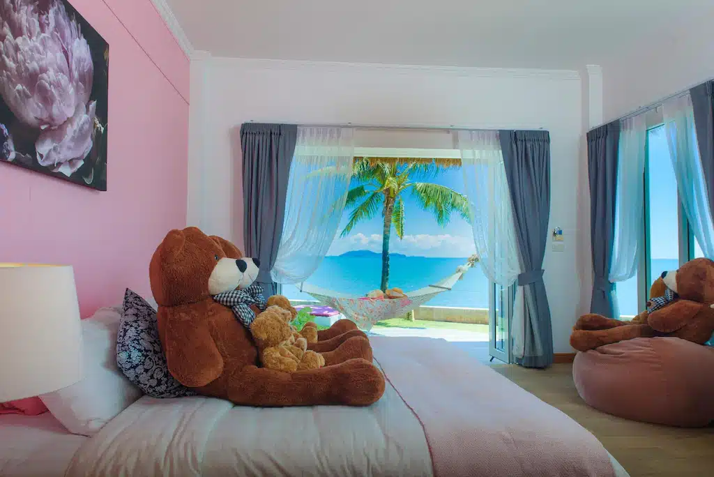 ตุ๊กตาหมี พูลวิลล่าจันทบุรีติดทะเล นั่งอยู่บนเตียงในห้องนอน