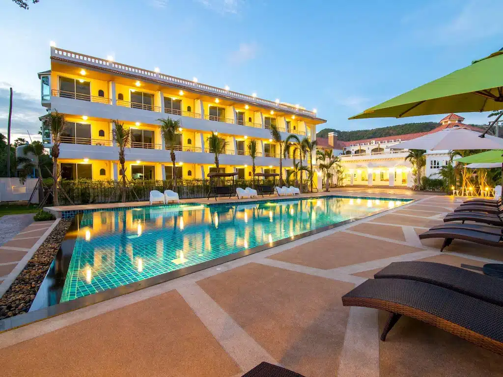 โรงแรมที่มี พูลวิลล่าจันทบุรีติดทะเล สระว่ายน้ำและเก้าอี้นั่งเล่น