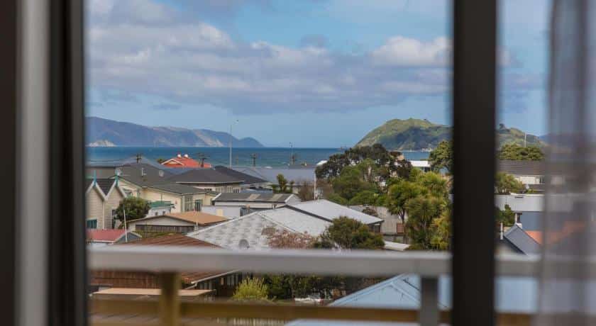มอง ที่เที่ยวนิวซีแลนด์ เห็นวิวทะเลจากหน้าต่าง