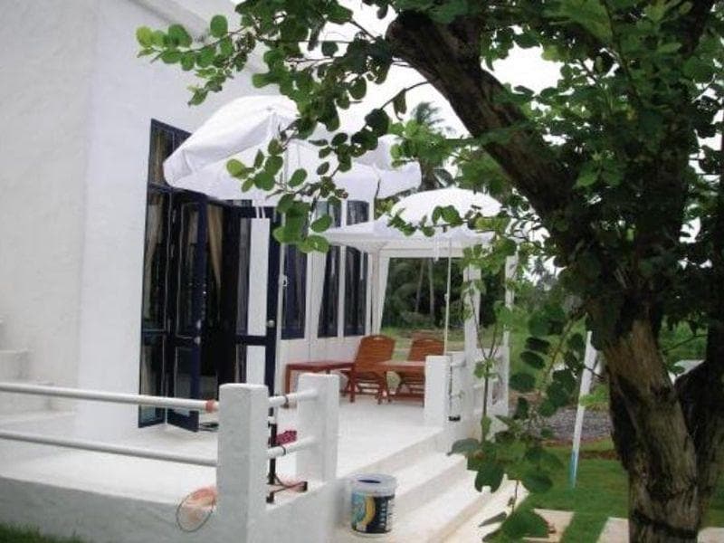 บ้านสีขาวที่มีร่มอยู่ บ้านพักพูลวิลล่าจันทบุรี