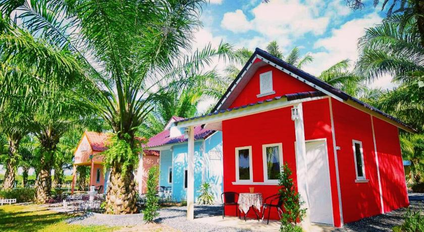 บ้านสีแดงที่มีประตูและหน้า ที่พักฉะเชิงเทรา ต่างสีขาว