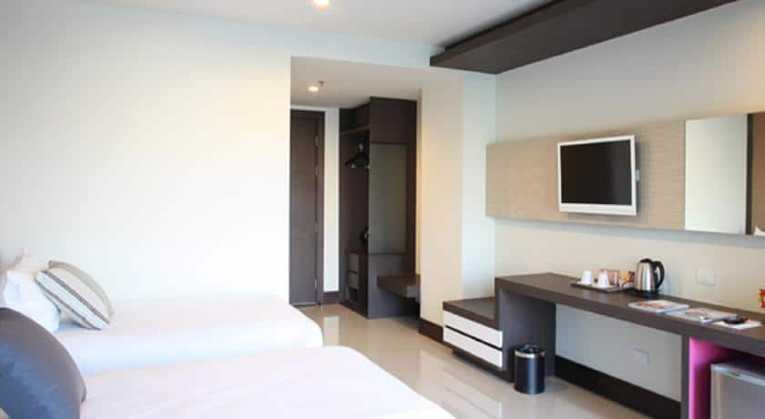 ห้องพักในโรงแรมที่มีสองเตียงและทีวีจอแบน รีสอร์ทใกล้สนามบินสุวรรณภูมิ