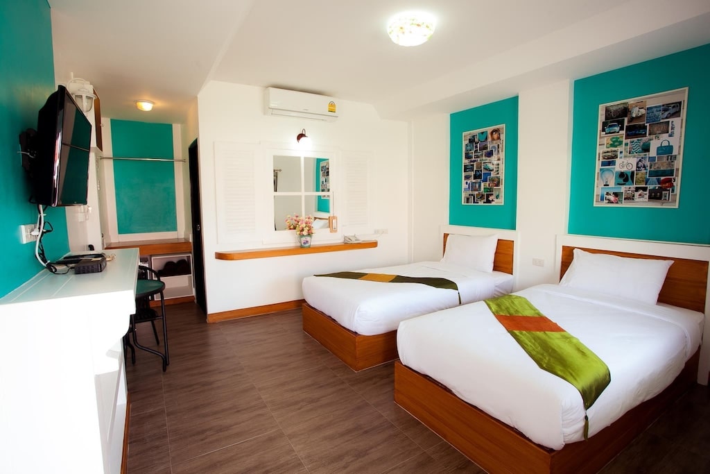 ห้องพักในโรงแรมที่มีสองเตียงและทีวีจอแบน ที่พักชัยนาท