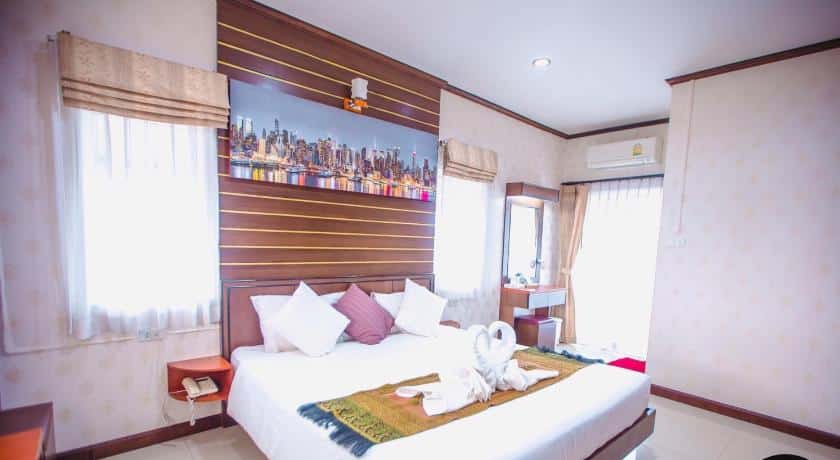 ห้องพักใน โรงแรมชัยภูมิ โรงแรมพร้อมเตียงและภาพวาดบนฝาผนัง