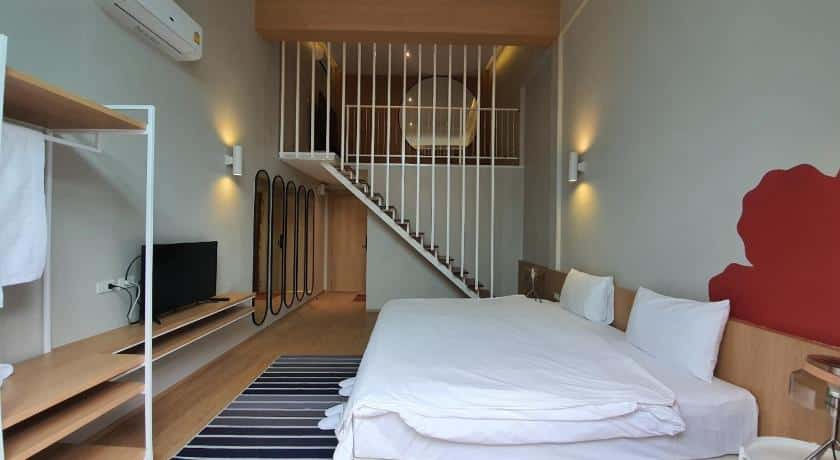 ห้องนอนพร้อม Pool Villa ระยอง เตียงและโทรทัศน์บนขาตั้ง