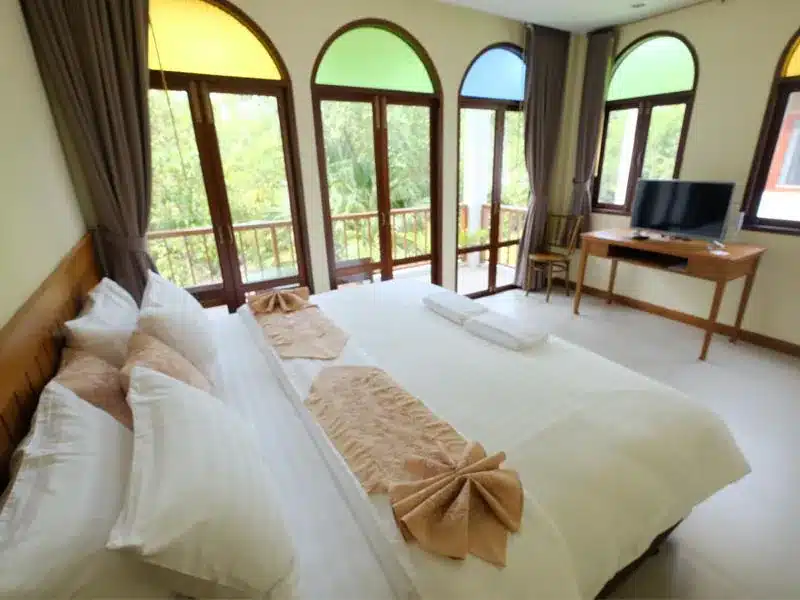 ห้องนอนพร้อม Pool Villa จันทบุรี เตียงขนาดใหญ่และทีวีจอแบน