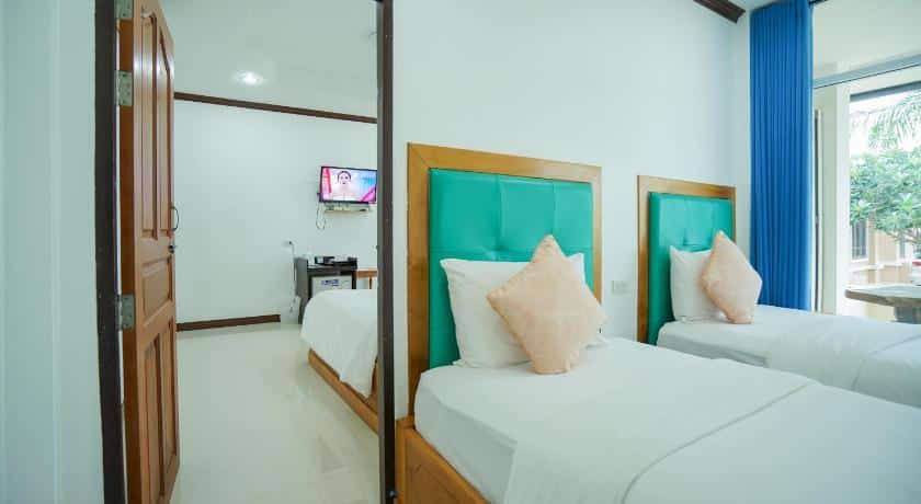 ห้องนอน บ้านพักพูลวิลล่าจันทบุรี ที่มีสองเตียงและกระจก