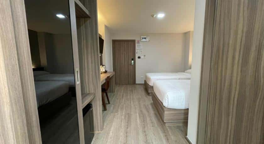 ห้องพักใน ที่พักใกล้อิมแพคเมืองทองธานี โรงแรมที่มีสองเตียงและโต๊ะ