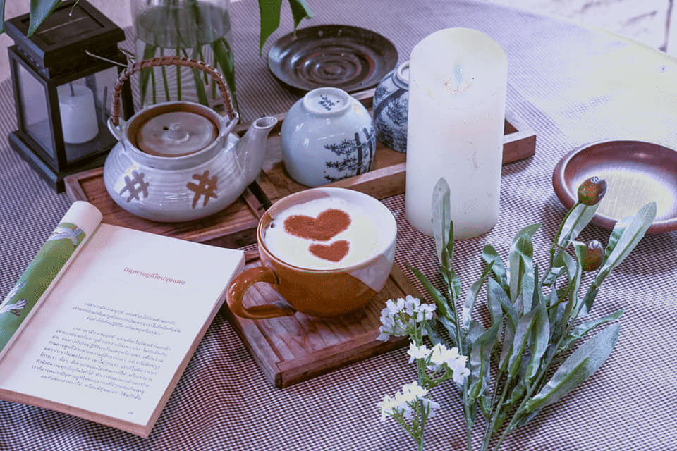 โต๊ะวางถ้วยกาแฟและหนังสือ
