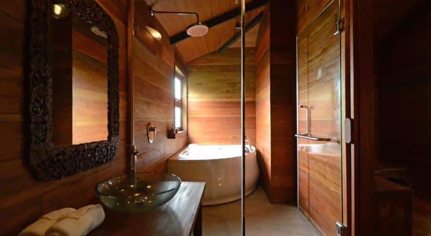 ห้องอาบน้ำพร้อมอ่างล้างหน้า กระจกและอ่างอาบน้ำ พูลวิลล่าภูเก็ตติดทะเล