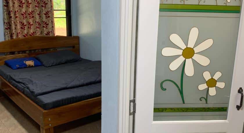 ห้องนอนพร้อม บ้านพักพูลวิลล่าระยอง เตียงและประตูกระจกทาสี