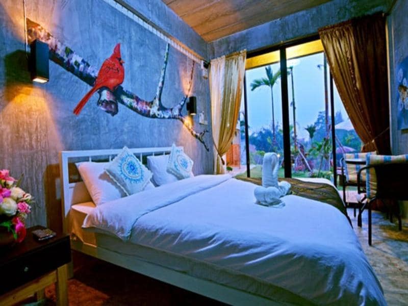 ห้องนอน วังน้ำเขียวที่พัก พร้อมเตียงที่ทำอย่างประณีตและหน้าต่างบานใหญ่