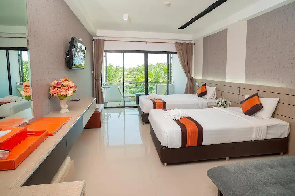 ห้องพักในโรงแรมที่มีสองเตียงและทีวีจอแบน พูลวิลล่าจันทบุรี