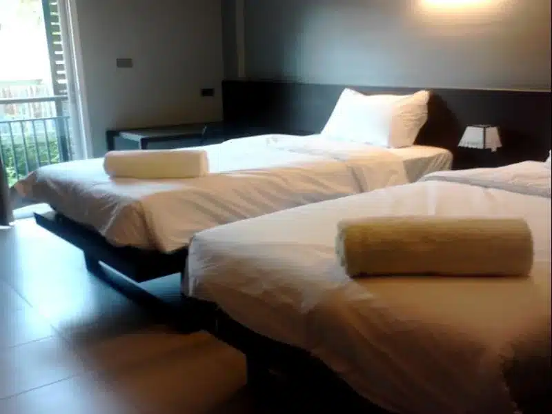 สองสามเตียงที่อยู่ในห้อง โรงแรมในชัยภูมิ