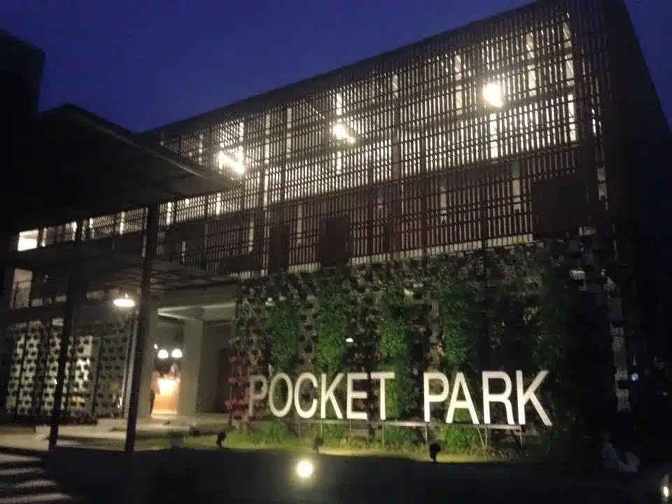ตึกที่มี โรงแรมในชัยภูมิ ป้ายเขียนว่า pocket park